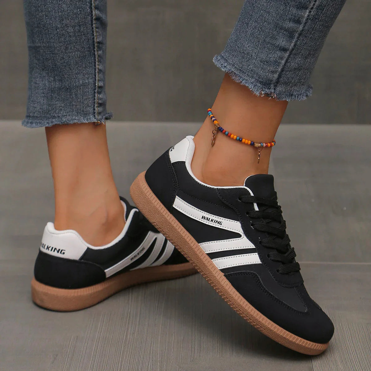 Sneakersy Damskie Niskie Sznurowane Z Zaokrąglonym Noskiem I Naszywką Na Pięcie