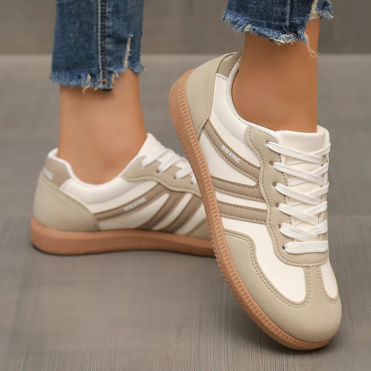 Sneakersy Damskie Niskie Sznurowane Z Zaokrąglonym Noskiem I Naszywką Na Pięcie