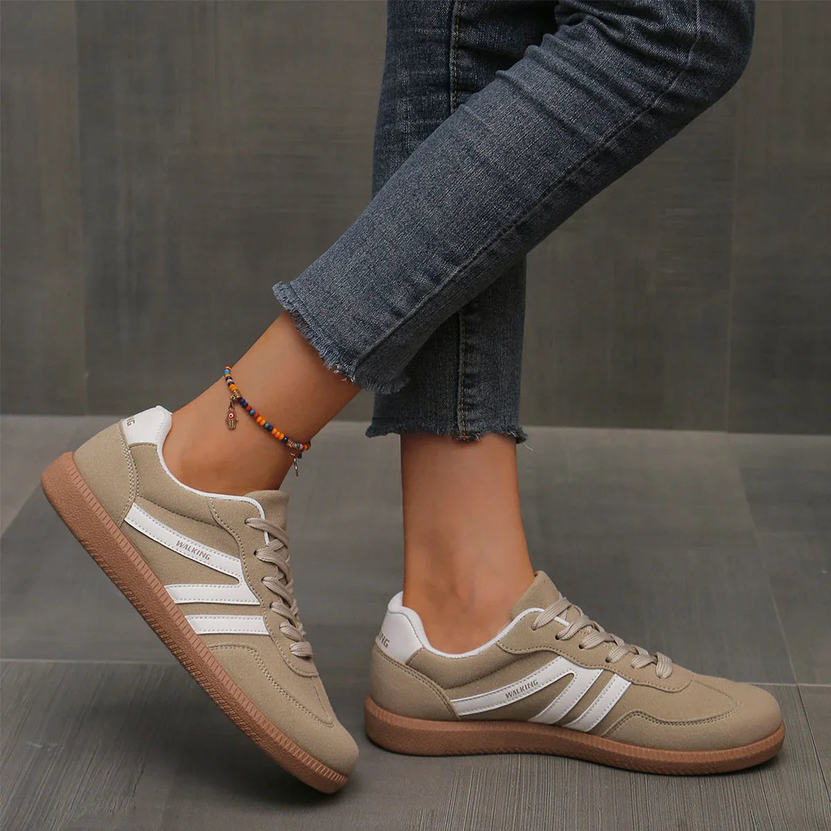 Sneakersy Damskie Niskie Sznurowane Z Zaokrąglonym Noskiem I Naszywką Na Pięcie