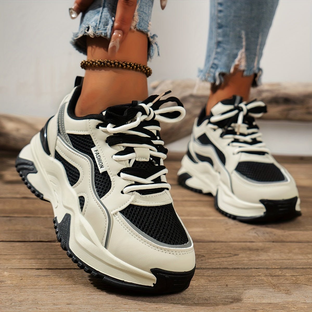 Sneakersy Damskie Niskie Sznurowane Z Zaokrąglonym Noskiem I Podeszwą Z Bieżnikiem