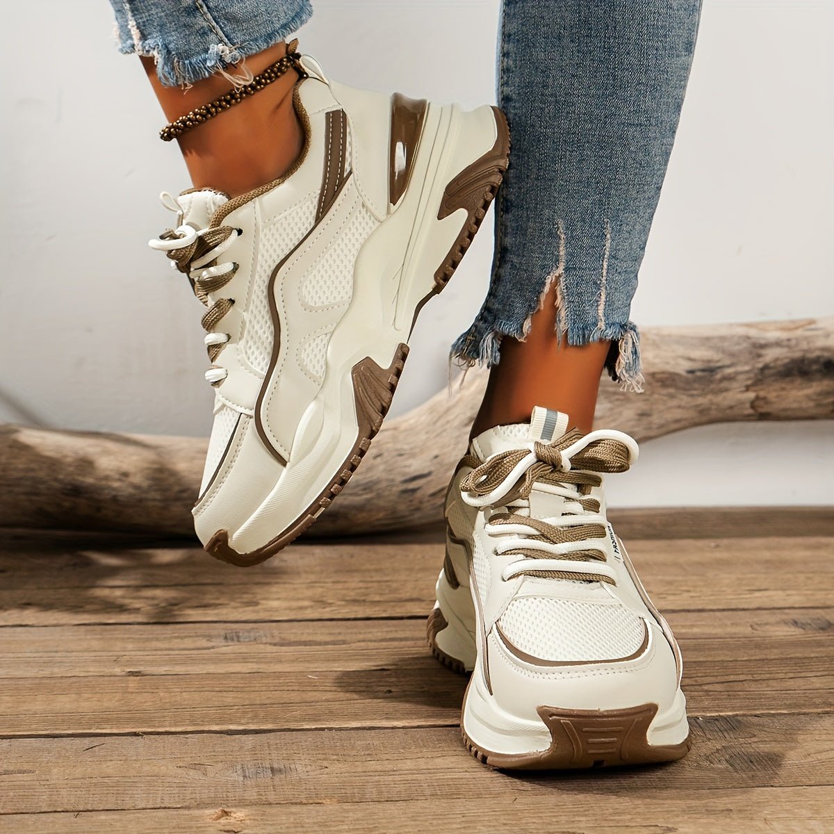 Sneakersy Damskie Niskie Sznurowane Z Zaokrąglonym Noskiem I Podeszwą Z Bieżnikiem