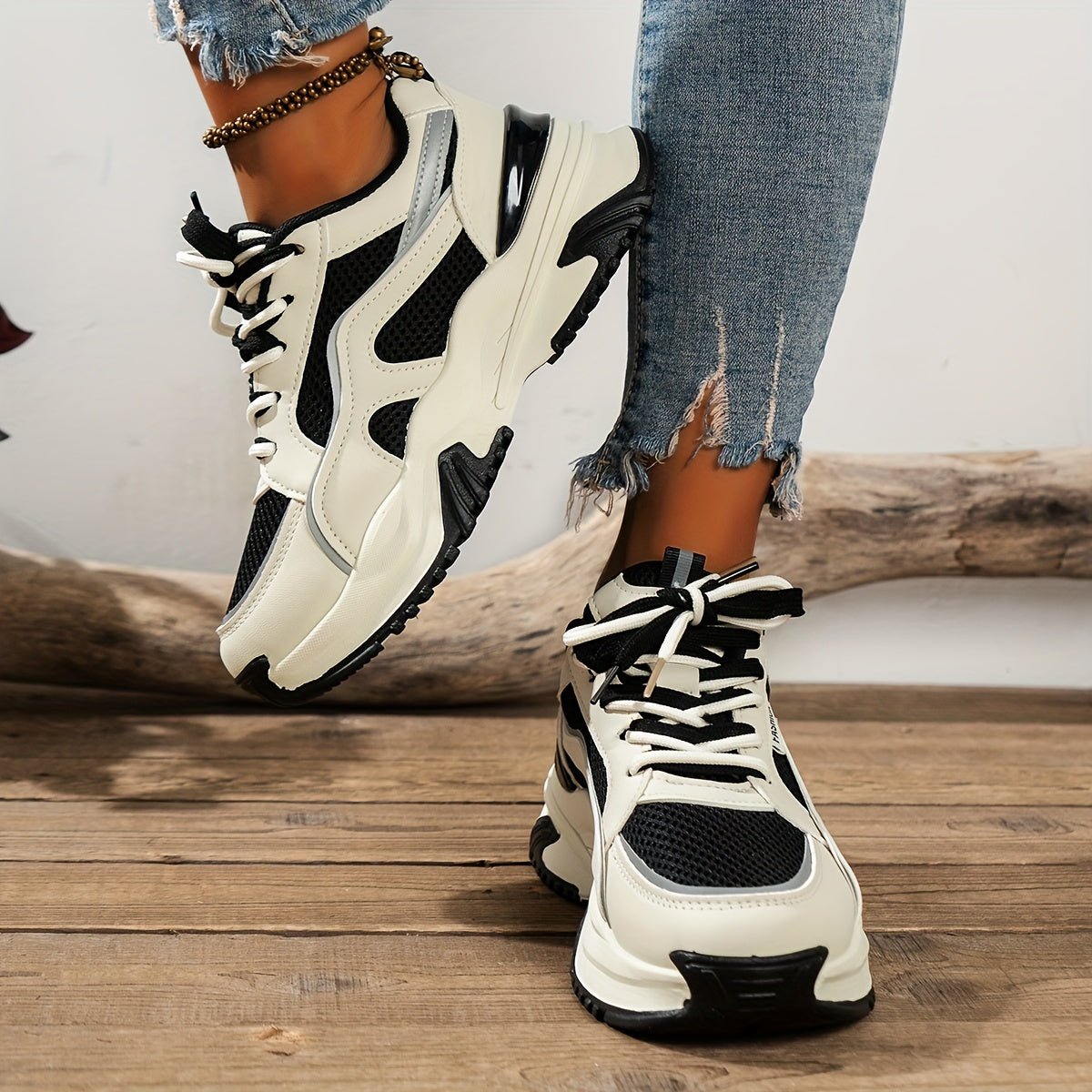 Sneakersy Damskie Niskie Sznurowane Z Zaokrąglonym Noskiem I Podeszwą Z Bieżnikiem