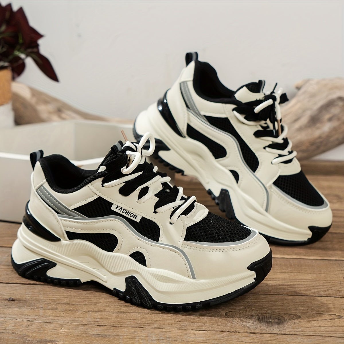 Sneakersy Damskie Niskie Sznurowane Z Zaokrąglonym Noskiem I Podeszwą Z Bieżnikiem