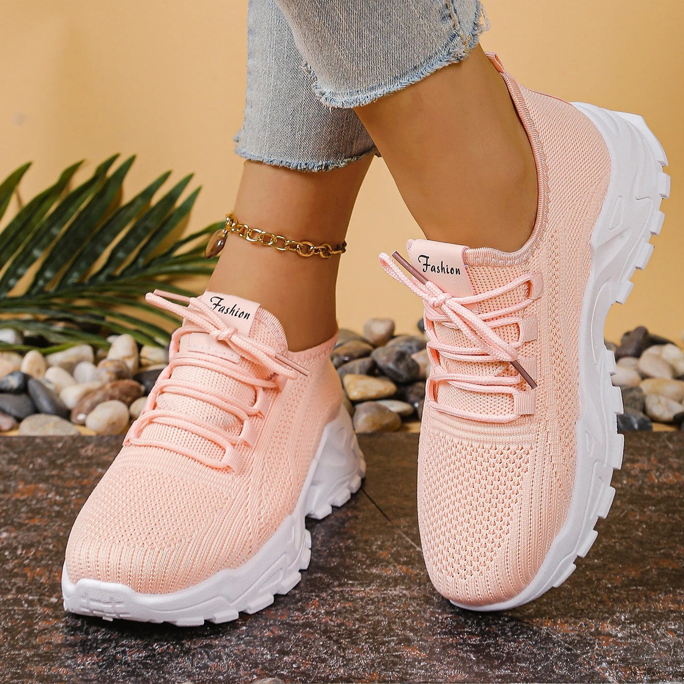 Sneakersy Damskie Niskie Wiązane Z Ażurową Cholewką I Zaokrąglonym Noskiem