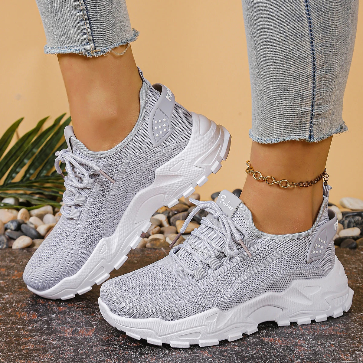 Sneakersy Damskie Niskie Wiązane Z Ażurową Cholewką I Zaokrąglonym Noskiem