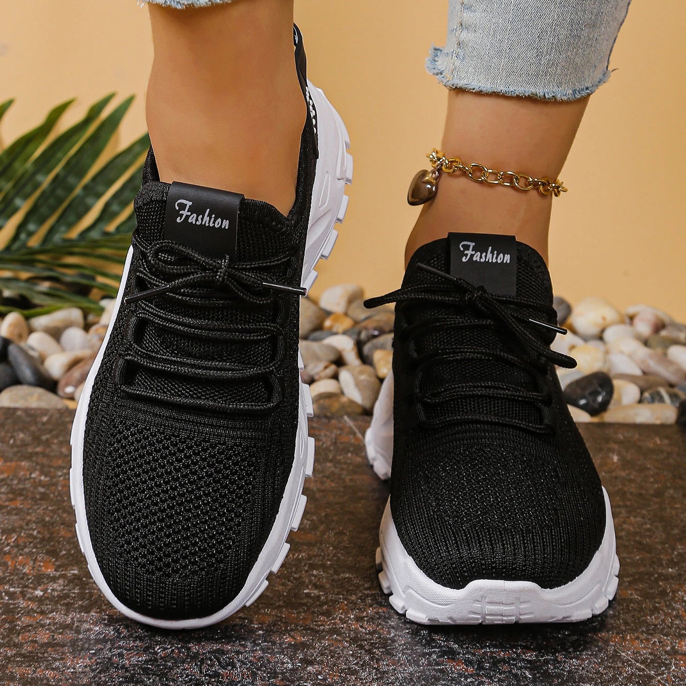 Sneakersy Damskie Niskie Wiązane Z Ażurową Cholewką I Zaokrąglonym Noskiem