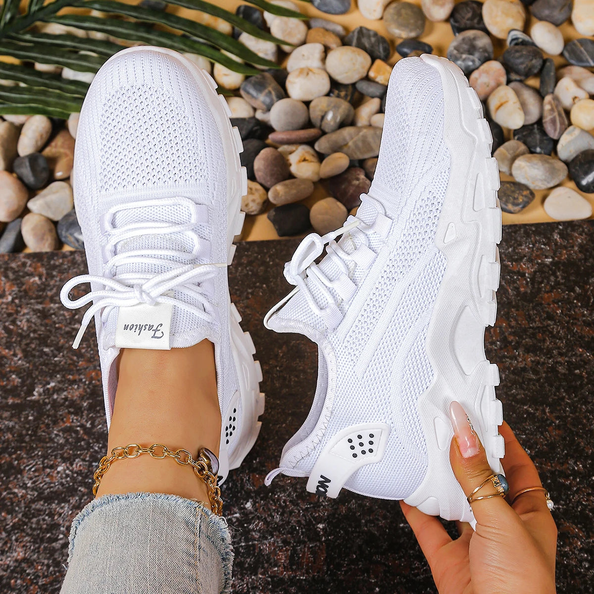 Sneakersy Damskie Niskie Wiązane Z Ażurową Cholewką I Zaokrąglonym Noskiem