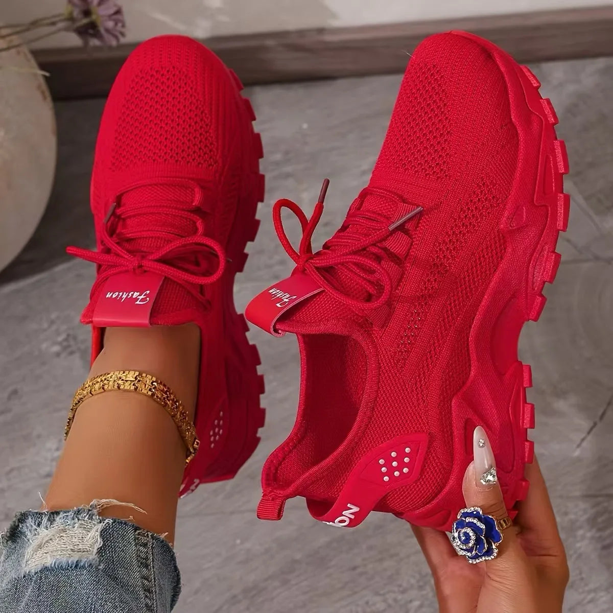 Sneakersy Damskie Niskie Wiązane Z Ażurową Cholewką I Zaokrąglonym Noskiem
