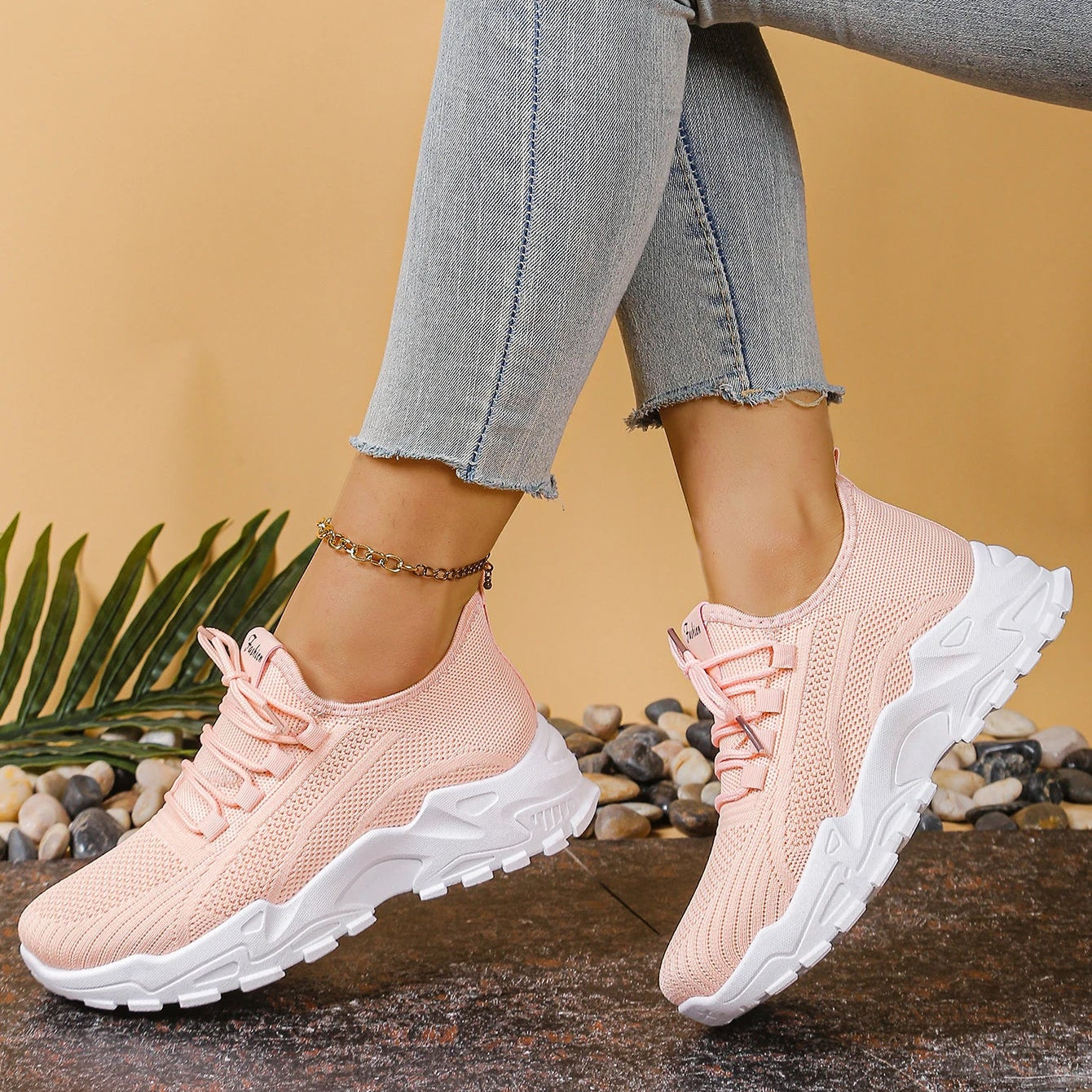 Sneakersy Damskie Niskie Wiązane Z Ażurową Cholewką I Zaokrąglonym Noskiem