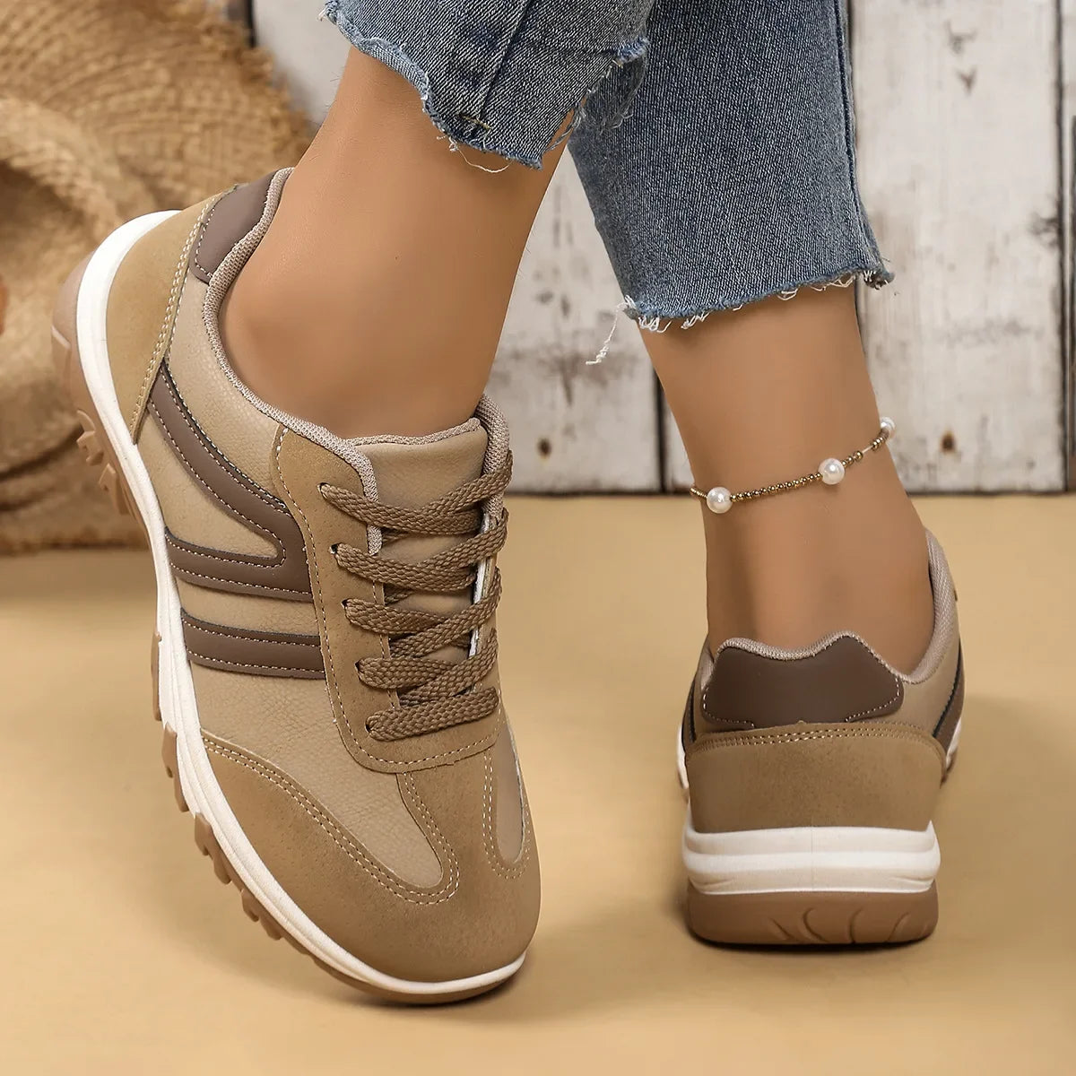 Sneakersy Damskie Niskie Wiązane Z Okrągłym Noskiem I Zabudowaną Piętą