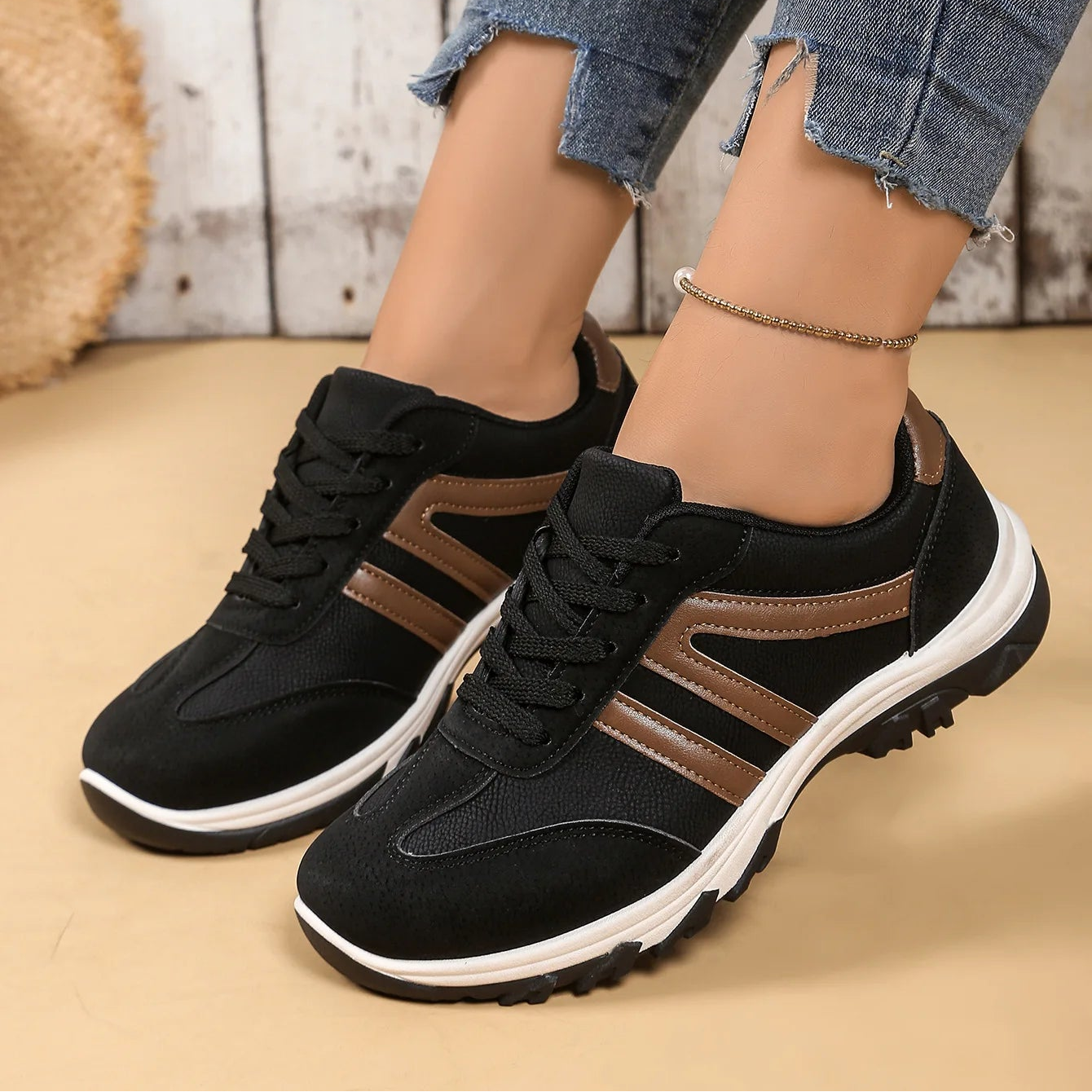 Sneakersy Damskie Niskie Wiązane Z Okrągłym Noskiem I Zabudowaną Piętą