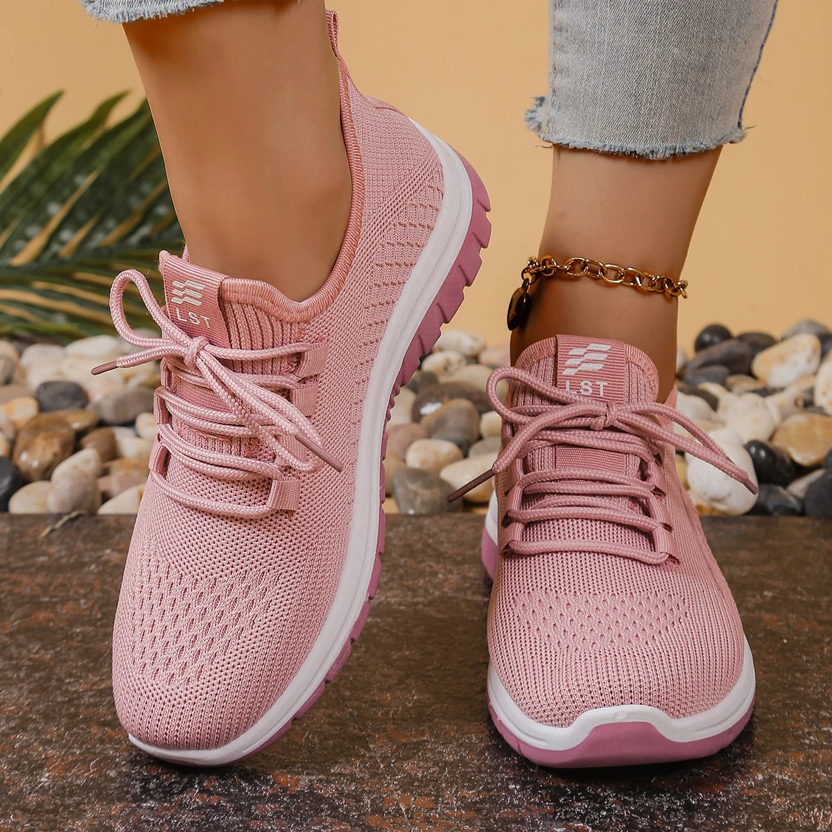 Sneakersy Damskie Sznurowane Niskie Z Ażurową Cholewką I Podeszwą Z Bieżnikiem