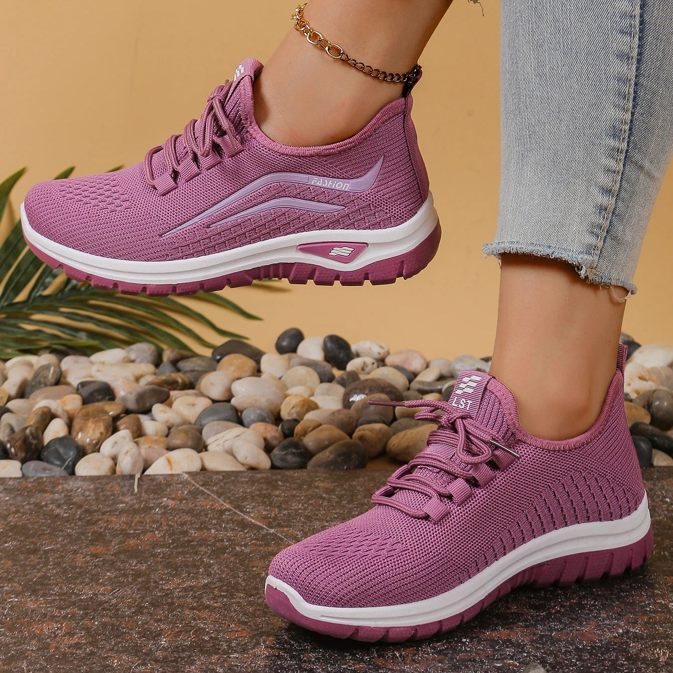 Sneakersy Damskie Sznurowane Niskie Z Ażurową Cholewką I Podeszwą Z Bieżnikiem