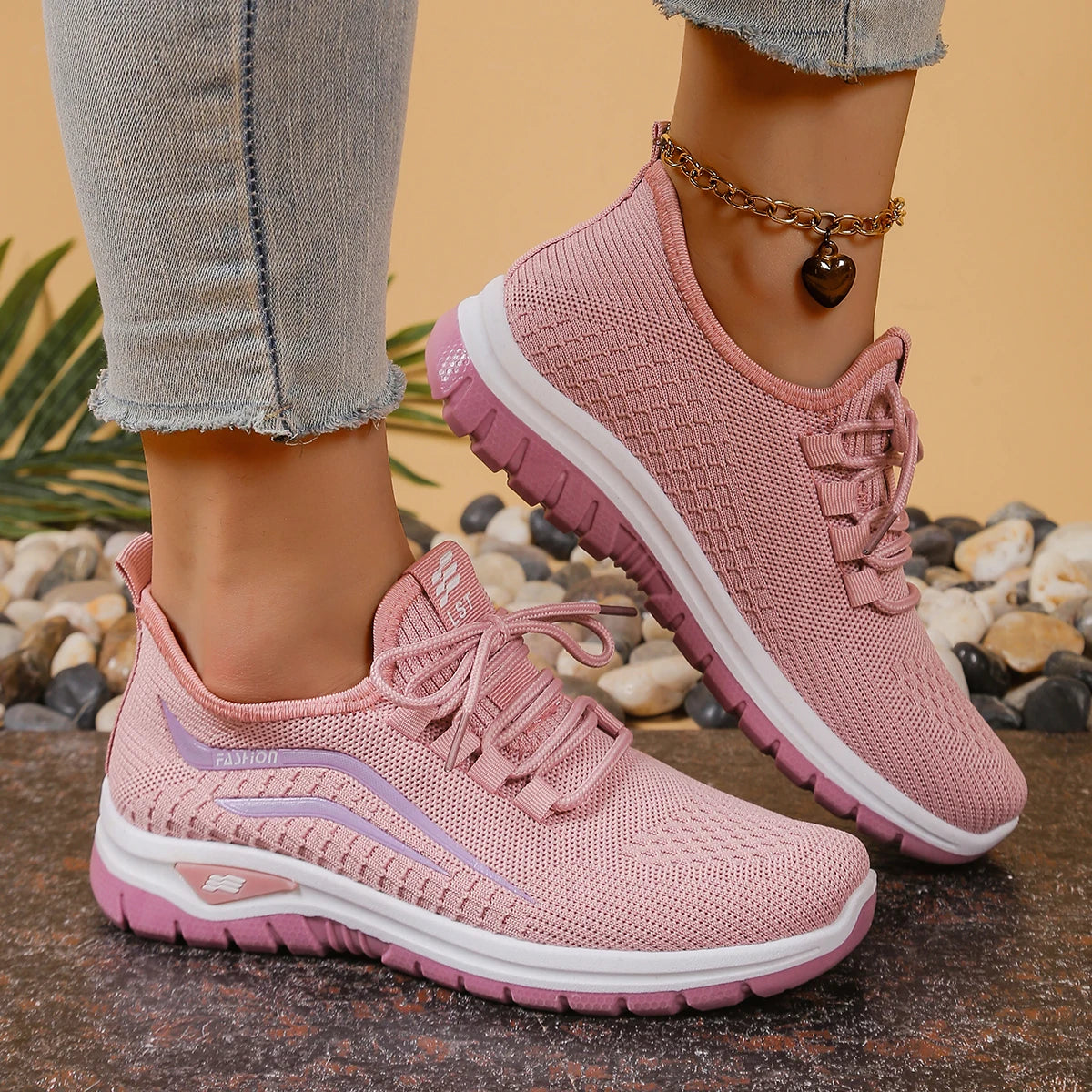 Sneakersy Damskie Sznurowane Niskie Z Ażurową Cholewką I Podeszwą Z Bieżnikiem
