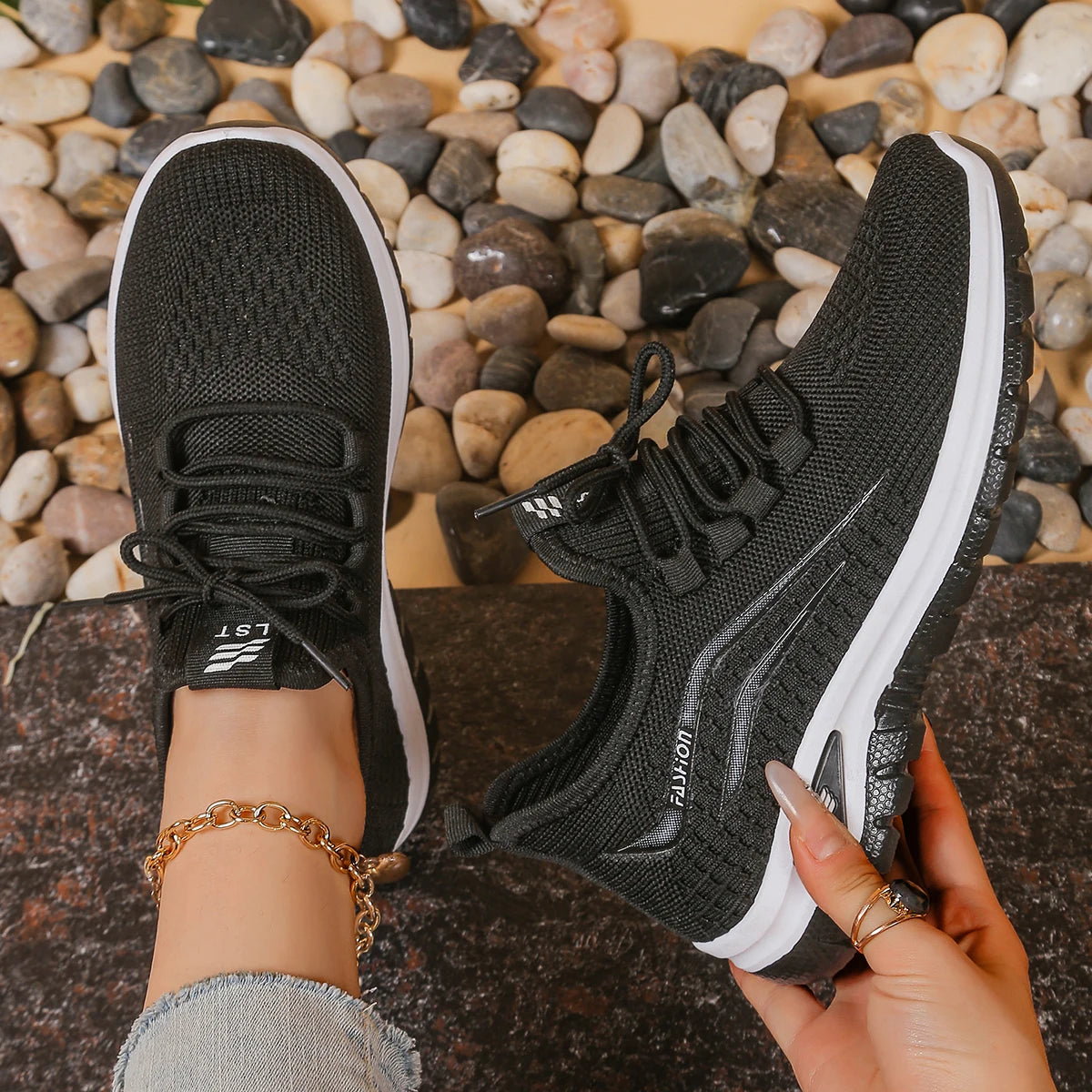Sneakersy Damskie Sznurowane Niskie Z Ażurową Cholewką I Podeszwą Z Bieżnikiem