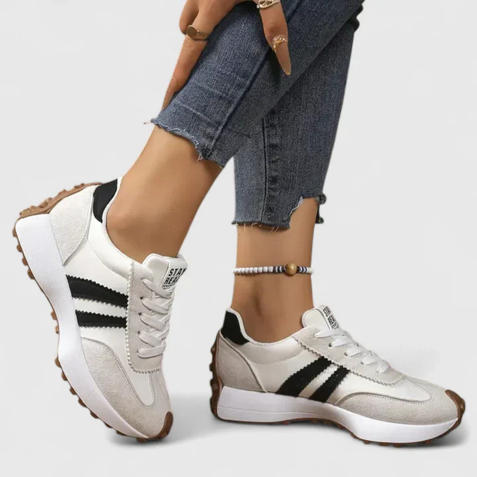Sneakersy Damskie Sznurowane Z Dwoma Paskami I Grubszą Podeszwą