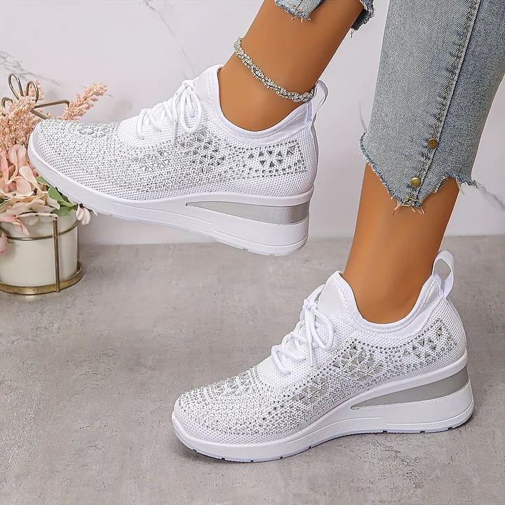 Sneakersy Damskie Sznurowane Z Geometrycznymi Wstawkami I Koturnem