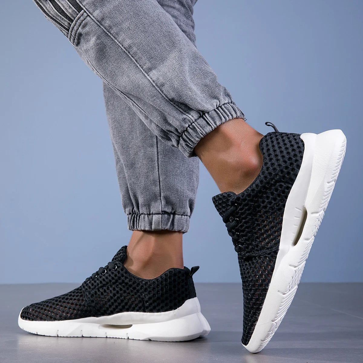 Sneakersy Damskie Sznurowane Z Siatkową Cholewką I Pętelką Z Tyłu