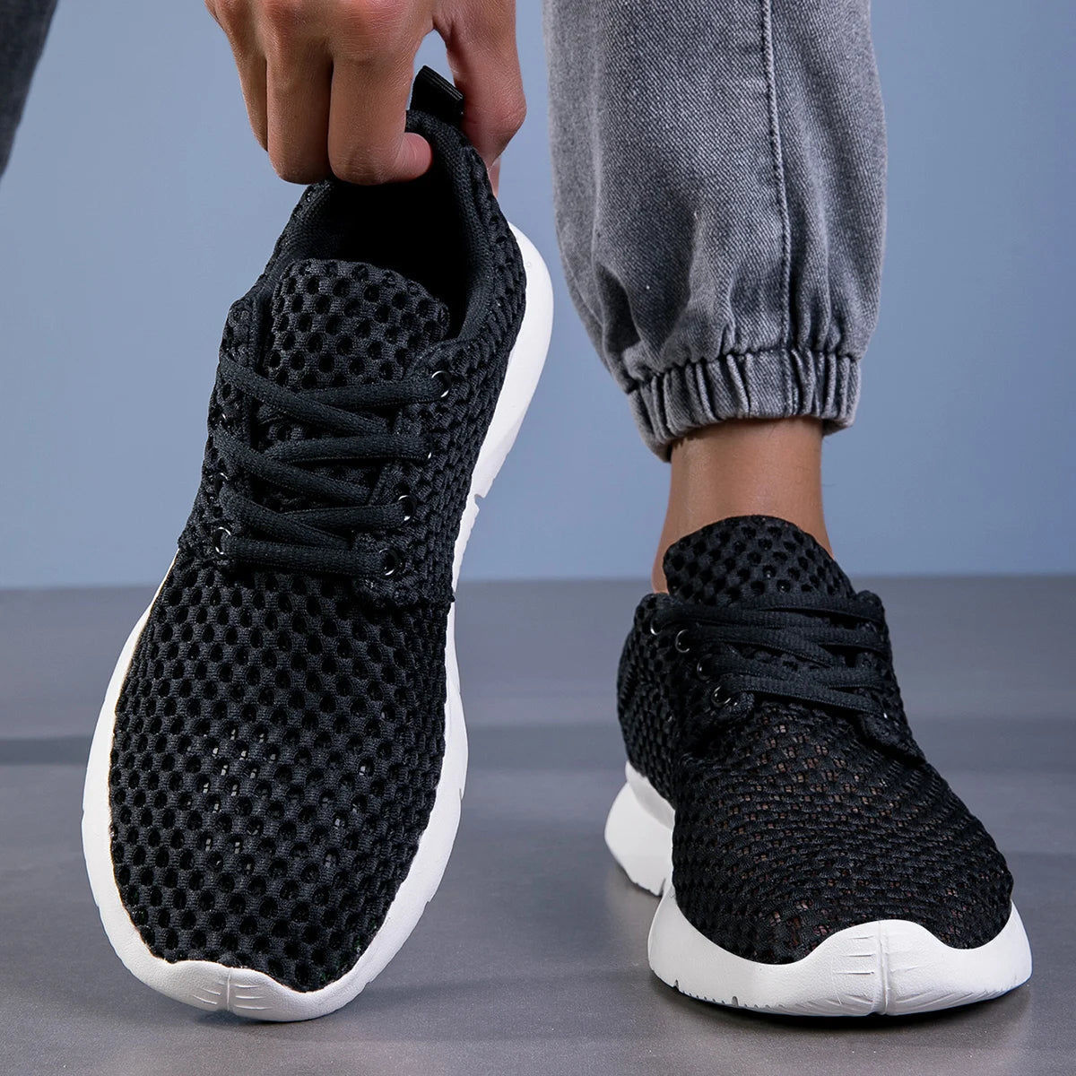 Sneakersy Damskie Sznurowane Z Siatkową Cholewką I Pętelką Z Tyłu