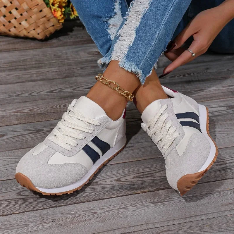 Sneakersy Damskie Sznurowane Z Zaokrąglonym Noskiem I Paskami Po Bokach