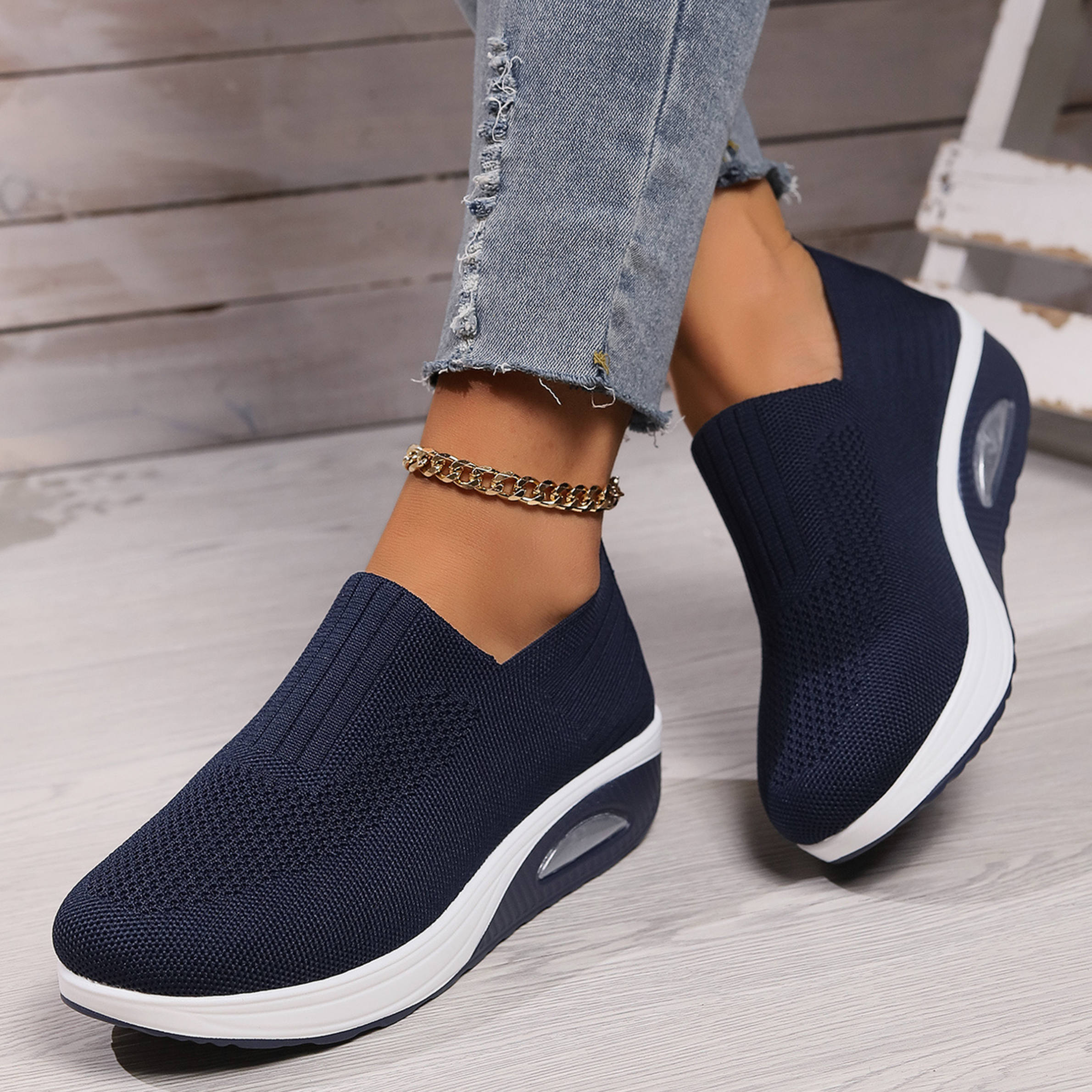 Sneakersy Damskie Wsuwane Z Okrągłym Noskiem I Pętelką Z Tyłu