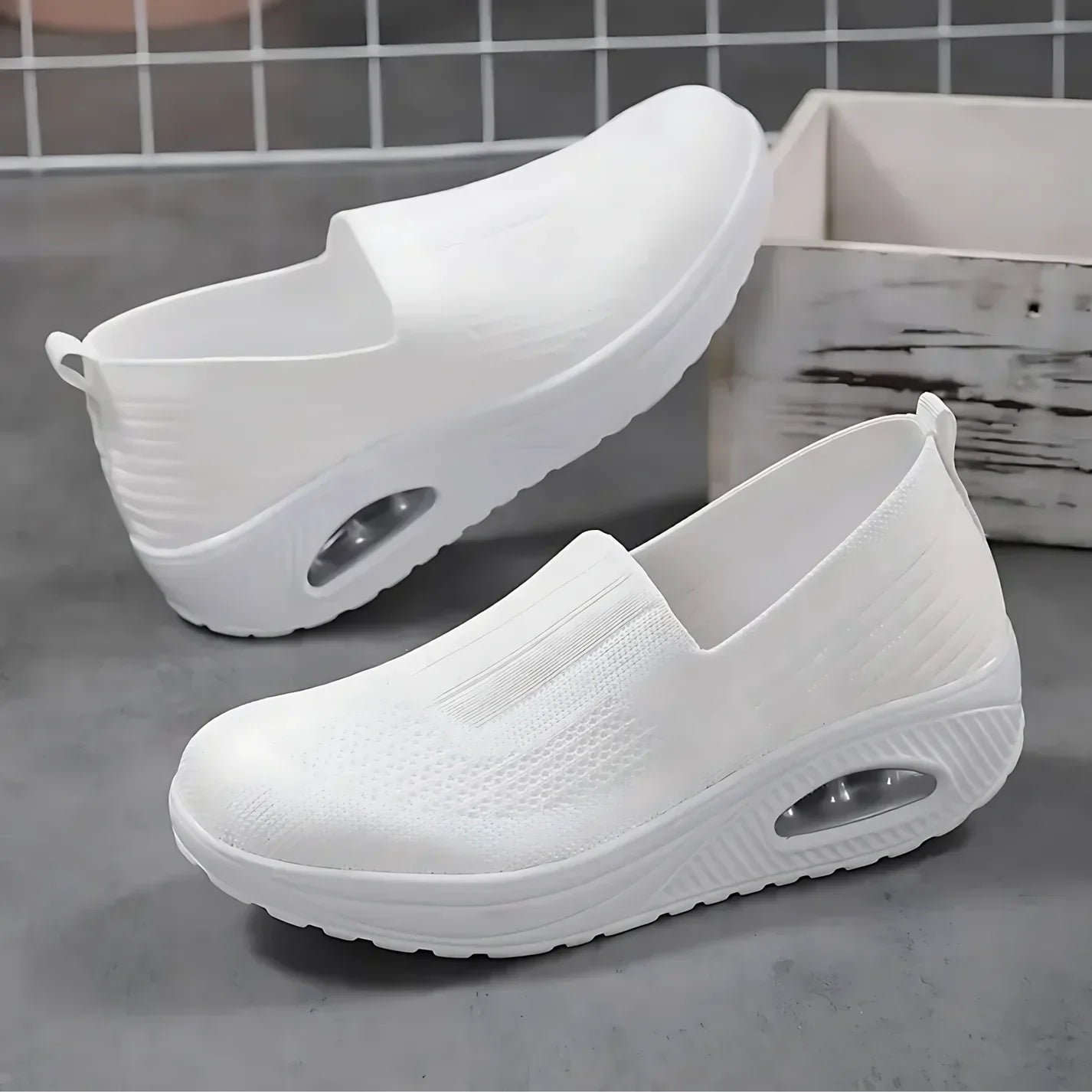 Sneakersy Damskie Wsuwane Z Okrągłym Noskiem I Pętelką Z Tyłu