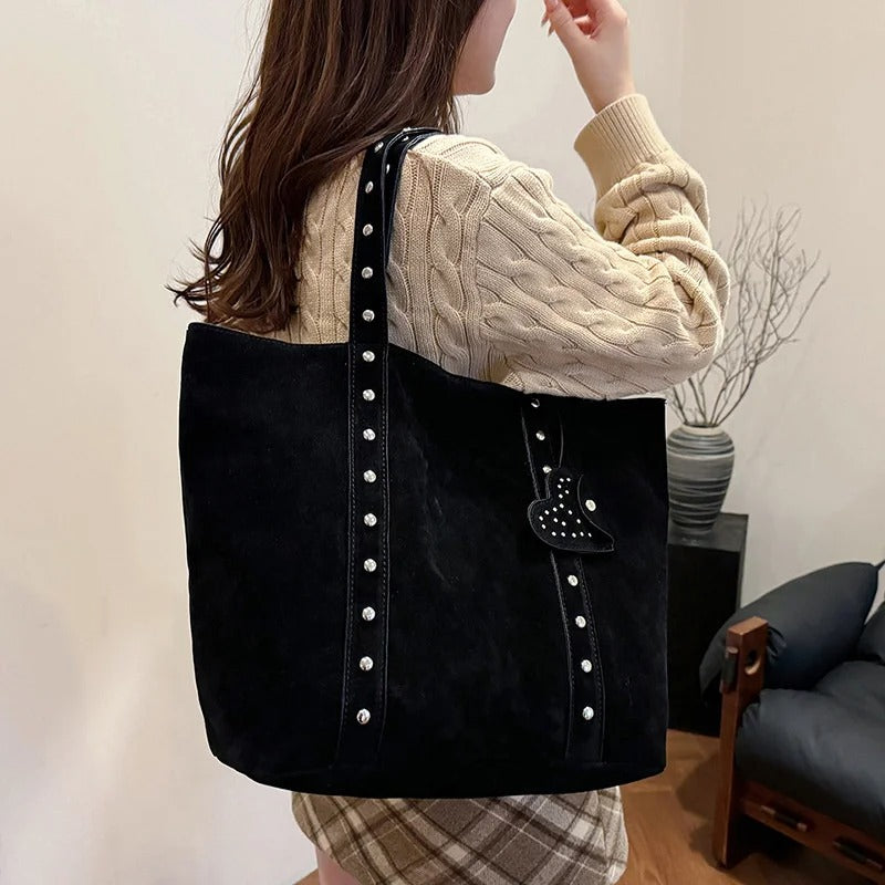 Torebka Damska z Ćwiekami i Zawieszką w Kształcie Serca