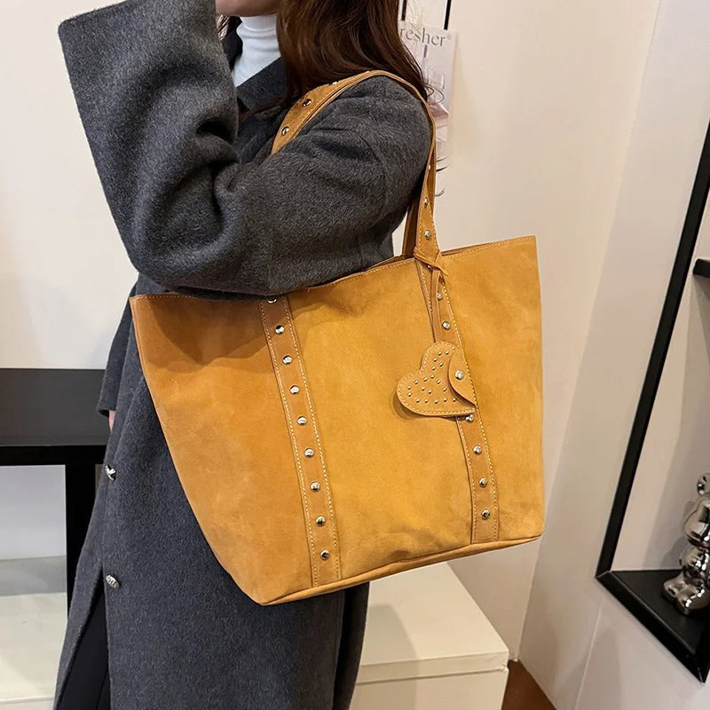 Torebka Damska z Ćwiekami i Zawieszką w Kształcie Serca