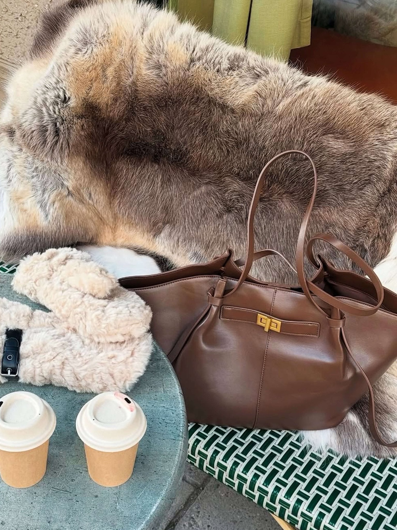 Torebka Damska z Długimi Uchwytami i Zapięciem Obrotowym