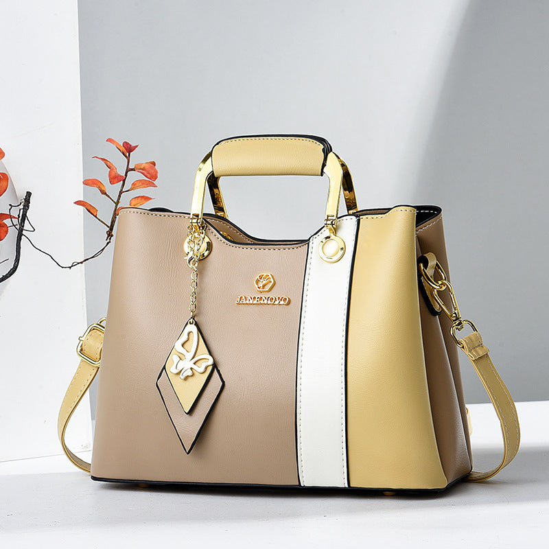 Widok z przodu – uchwyt górny, zawieszka motylek i ramiączko crossbody
